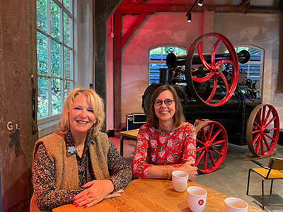 Anita Linskens spreekt met Gerjoke Wilmink, directeur van AlzheimerNL